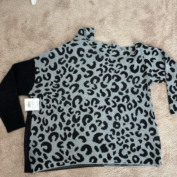 Leopard Print Women's Sweater - Black and Gray Size 2X - Picture 4 of 5